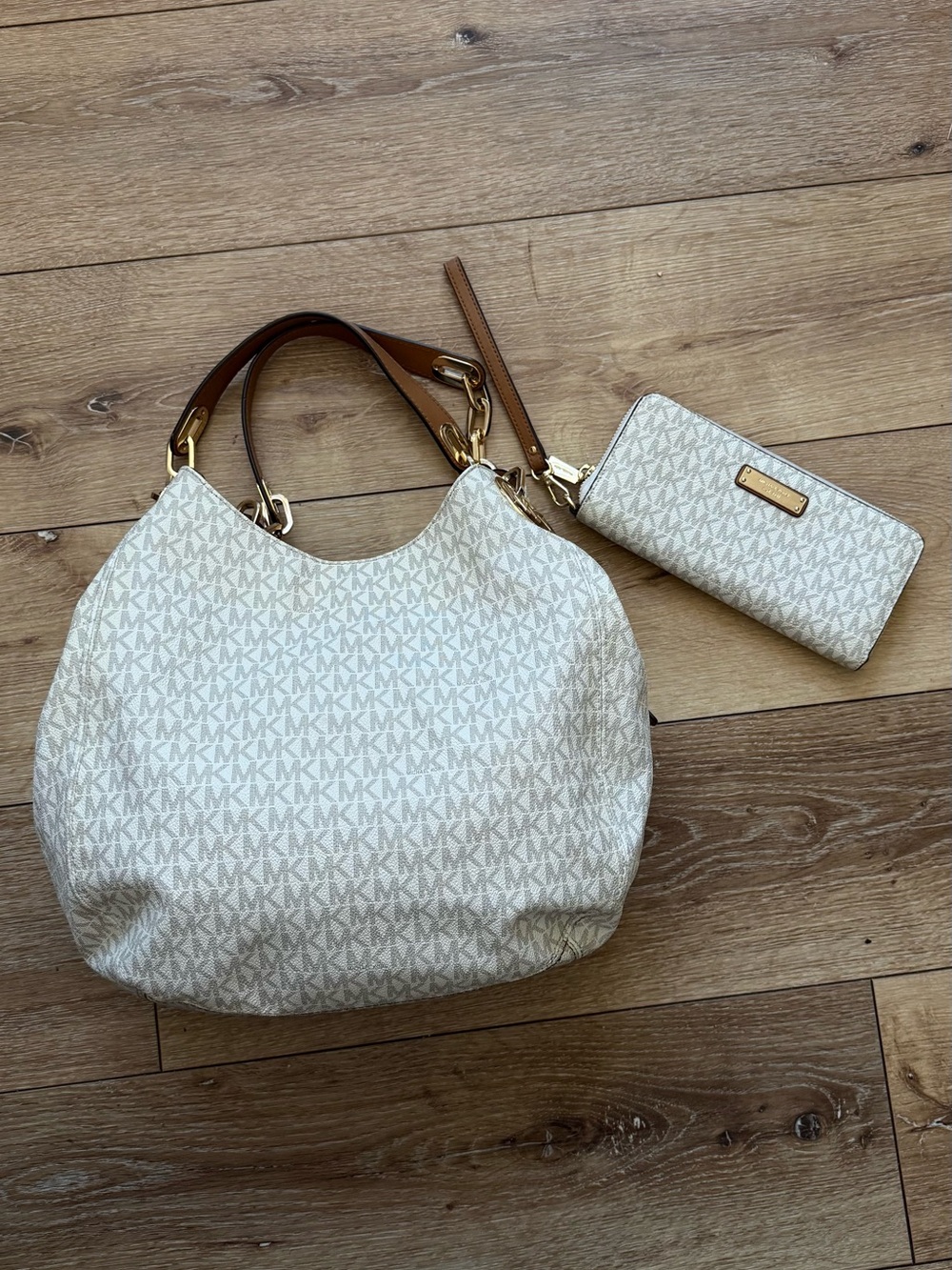 MICHAEL KORS LILLIE VANILLA LOGO GOLD CHAIN LARGE SHOULDER TOTE BAG & WALLET